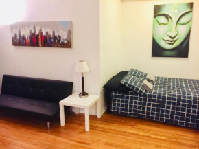 Stylish Montreal Apartment: Comfortable Stay in the Golden Square Mile
